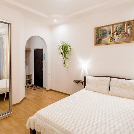 Apartment On Khmelnytskogo Street ลวีฟ ภายนอก รูปภาพ