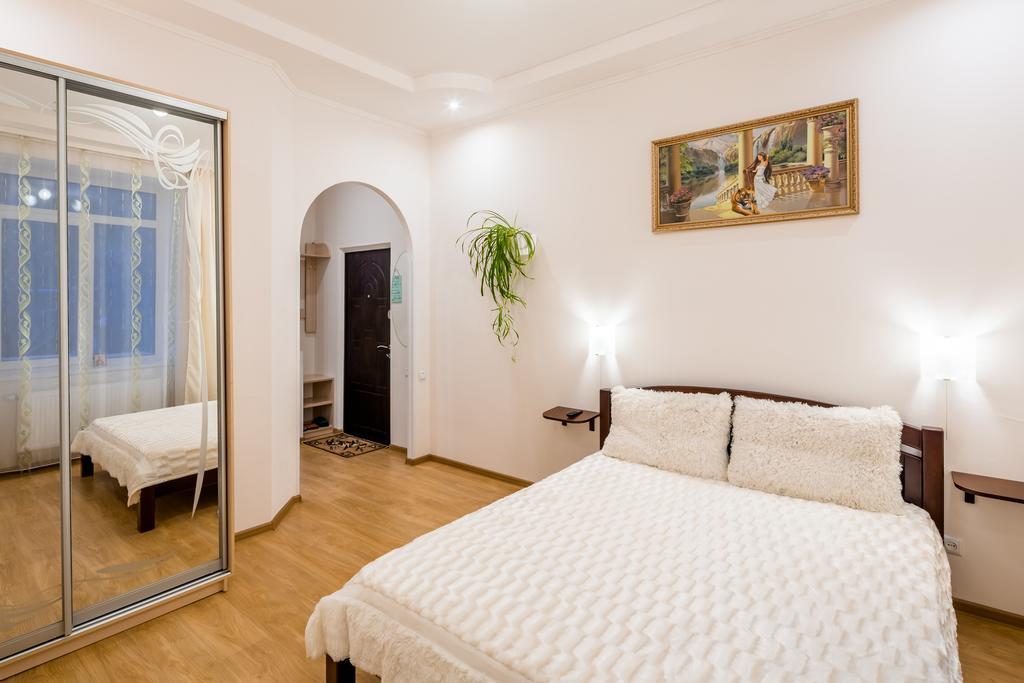 Apartment On Khmelnytskogo Street ลวีฟ ภายนอก รูปภาพ