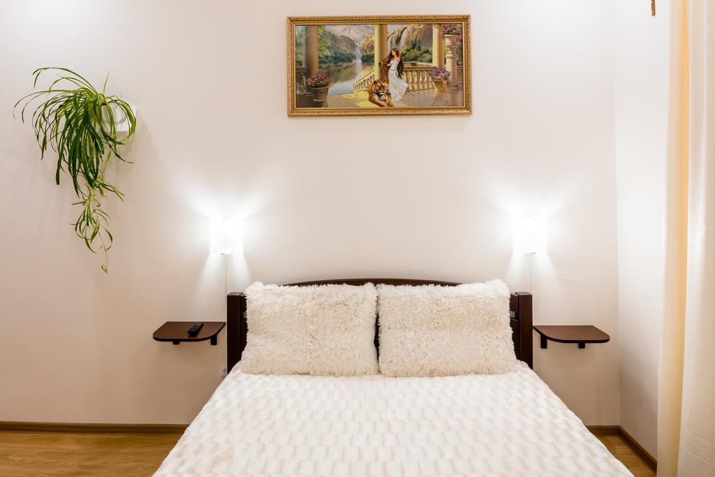 Apartment On Khmelnytskogo Street ลวีฟ ภายนอก รูปภาพ