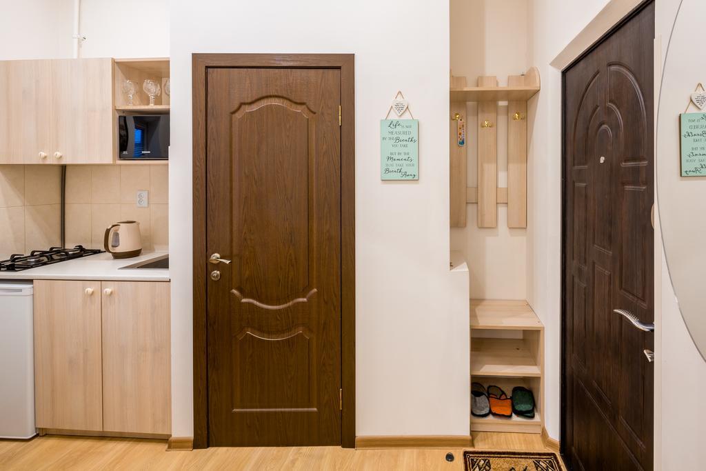 Apartment On Khmelnytskogo Street ลวีฟ ภายนอก รูปภาพ